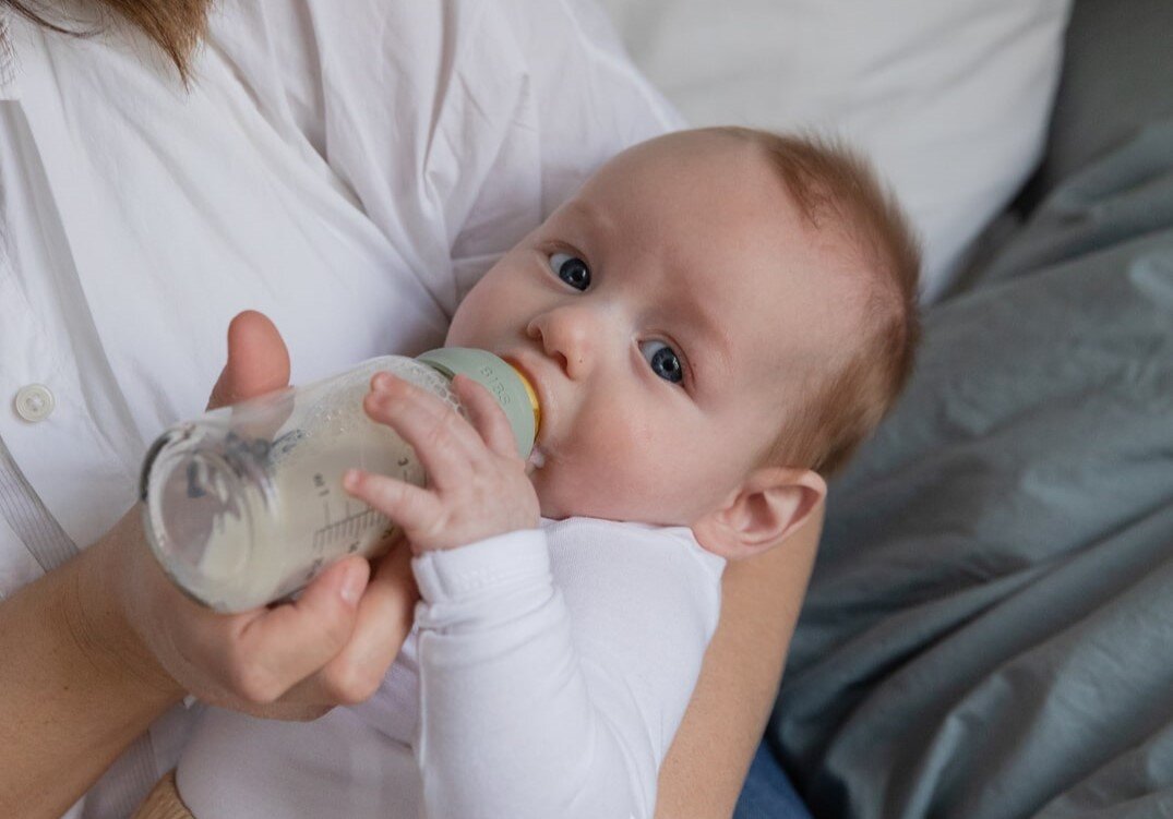 Каучуковая соска у бутылочки BIBS по форме и мягкости напоминает сосок матери, поэтому она подходит практически всем малышам