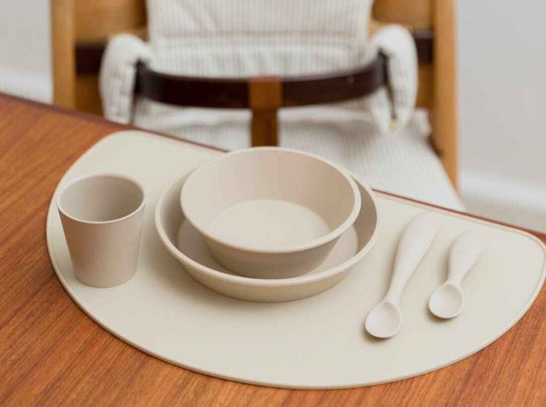 Создание позитивных ритуалов (совместная готовка, красивая и удобная посуда, индивидуальная ложечка для малыша) хорошо сказывается на аппетите ребенка