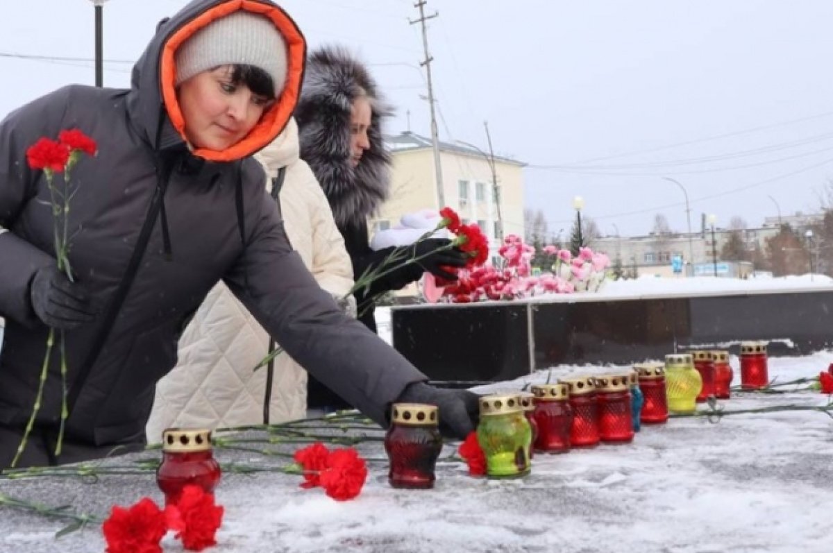    Жители Коми несут цветы и игрушки к мемориалам во Всенародный День Скорби