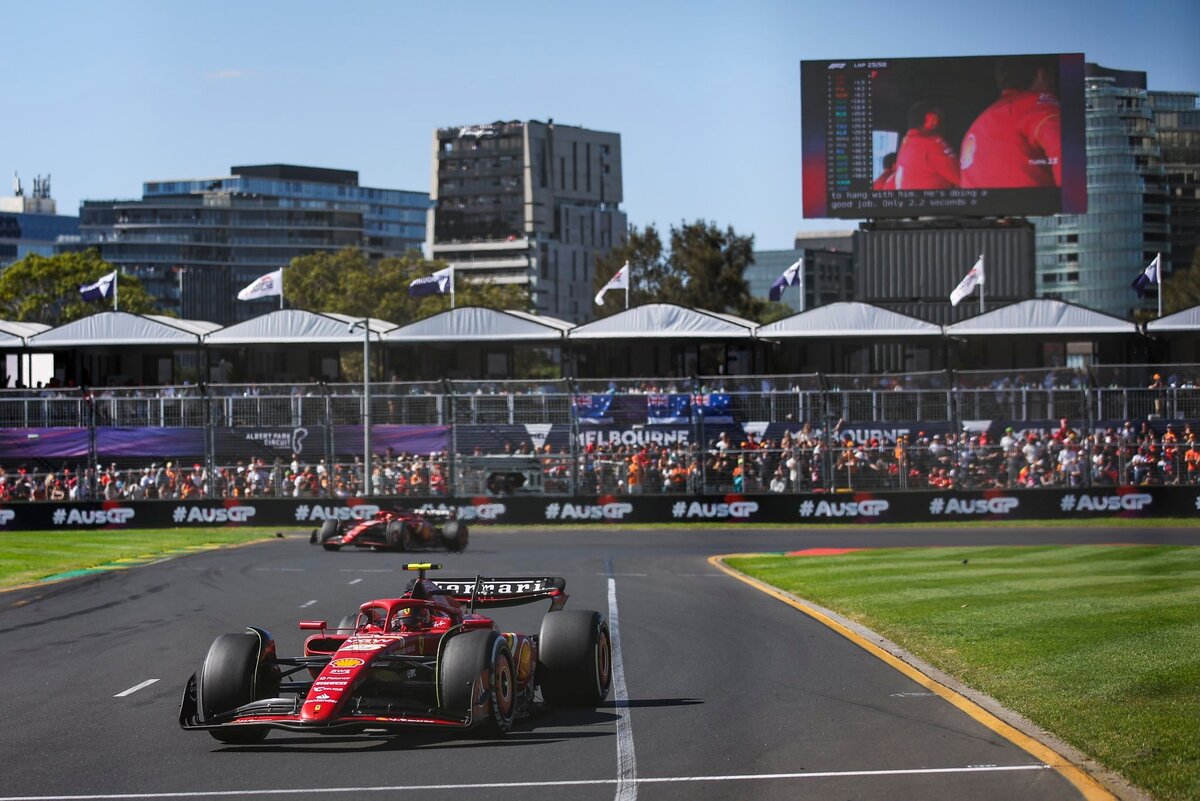 К Гран-При Австралии скандальная хроника "Формулы-1" утихать и не думала, но сменила вектор. Взаимоотношения в Red Bull уже надоели, поэтому возглавили гонку скандалов Фелипе Масса и Сьюзи Вольфф.-18
