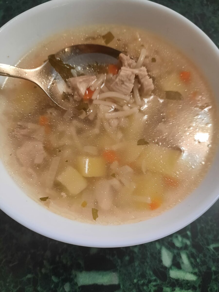 Куриное мясо порезала на мелкие кусочки, чтобы не отвлекаться на его вылавливание в супе