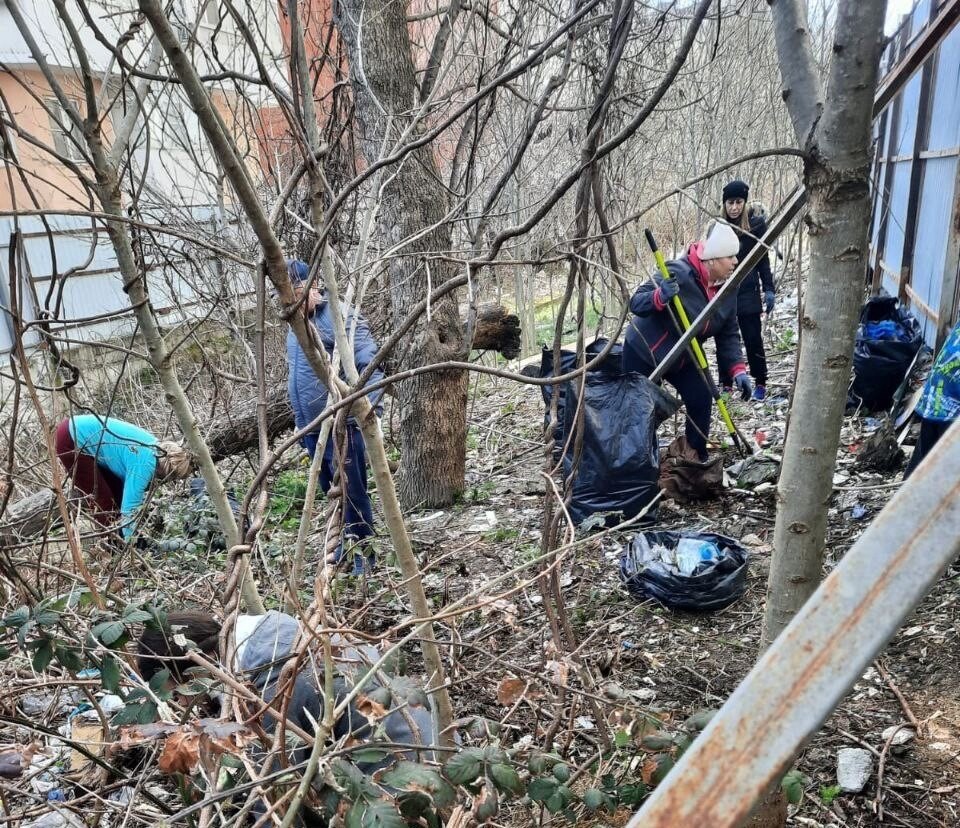 Хохотун егорка взялся за уборку в пляс по комнате пошел оглянулся чистый пол