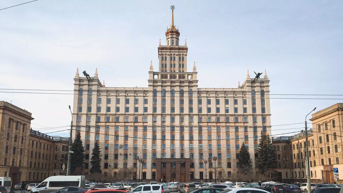     Совсем скоро школьники начнут сдавать ЕГЭ, чтобы в дальнейшем поступать в ВУЗы. В этом материале «Курс дела» расскажет о новых правилах поступления в университеты Челябинска, о проходных баллах, о необходимых документах и самих учебных заведениях.