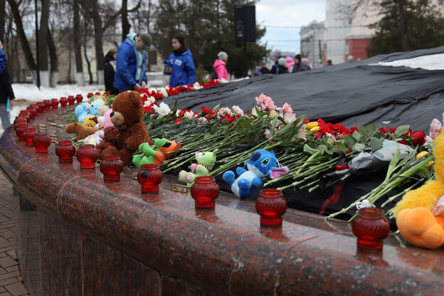 Песня по погибшим в крокусе с фото Кировчане почтили память погибших в "Крокусе" минутой молчания. Фото Свойкировск