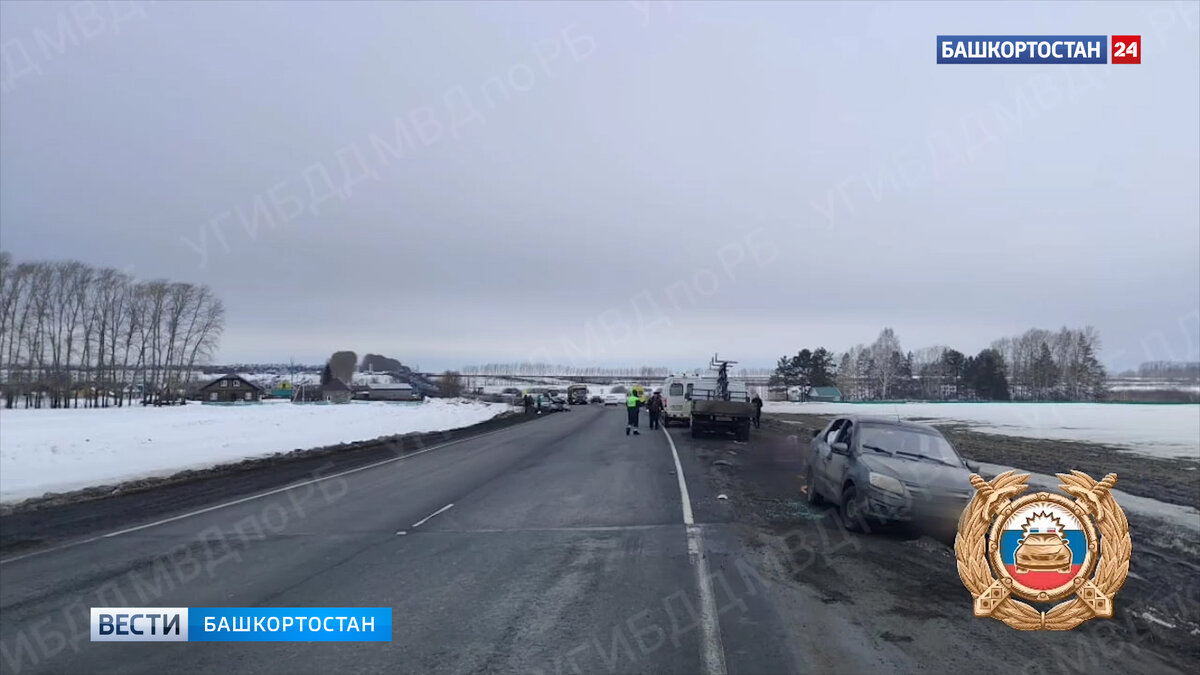    Момент наезда автомобиля на двух пешеходов на трассе в Башкирии попал на видео