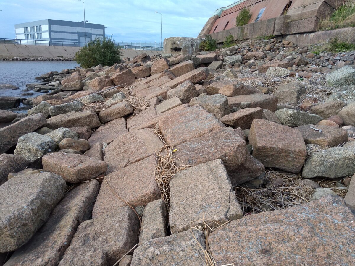 Каменная отсыпка перед батарей "Шведе" (фото автора)