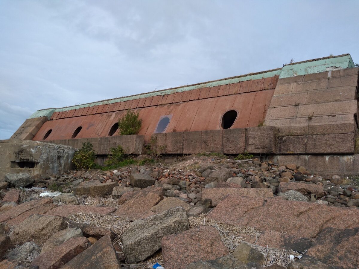 Общий вид гранитного бруствера батареи "Шведе". Слева виден ДОТ. На переднем плане гранитные блоки (фото автора)