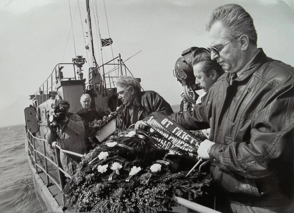 В апреле 1994-го, на сороковины со дня трагедии, была организована поминальная акция. Венки легли на воду в районе, где погибло большинство рыбаков. Опустили их главный редактор газеты "Калининградская правда" Александр Хмурчик и его заместитель Леонид Родименко (справа). 
Фото: www.kaliningrad.kp.ru