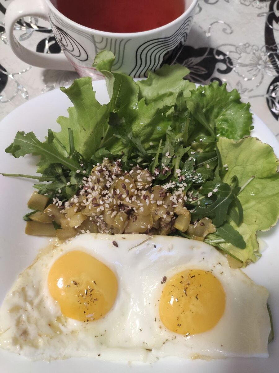 Тушеный кабачок, яйца, зелень