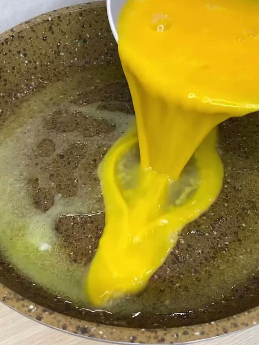 Яйца обжариваю на сковороде