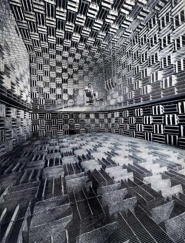 Эрик Шааль, инженер Bell Telephone, проводит эксперимент в акустической исследовательской комнате, 1947 год, в галерее Говарда Гринберга