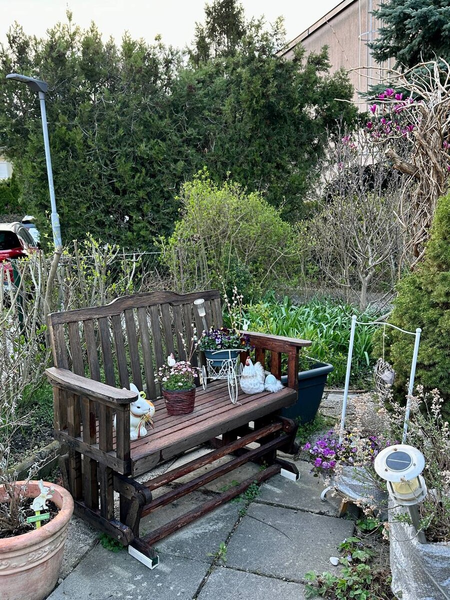 Пасхальные украшения во дворах и на витрине табачного магазина. Март 2024 года