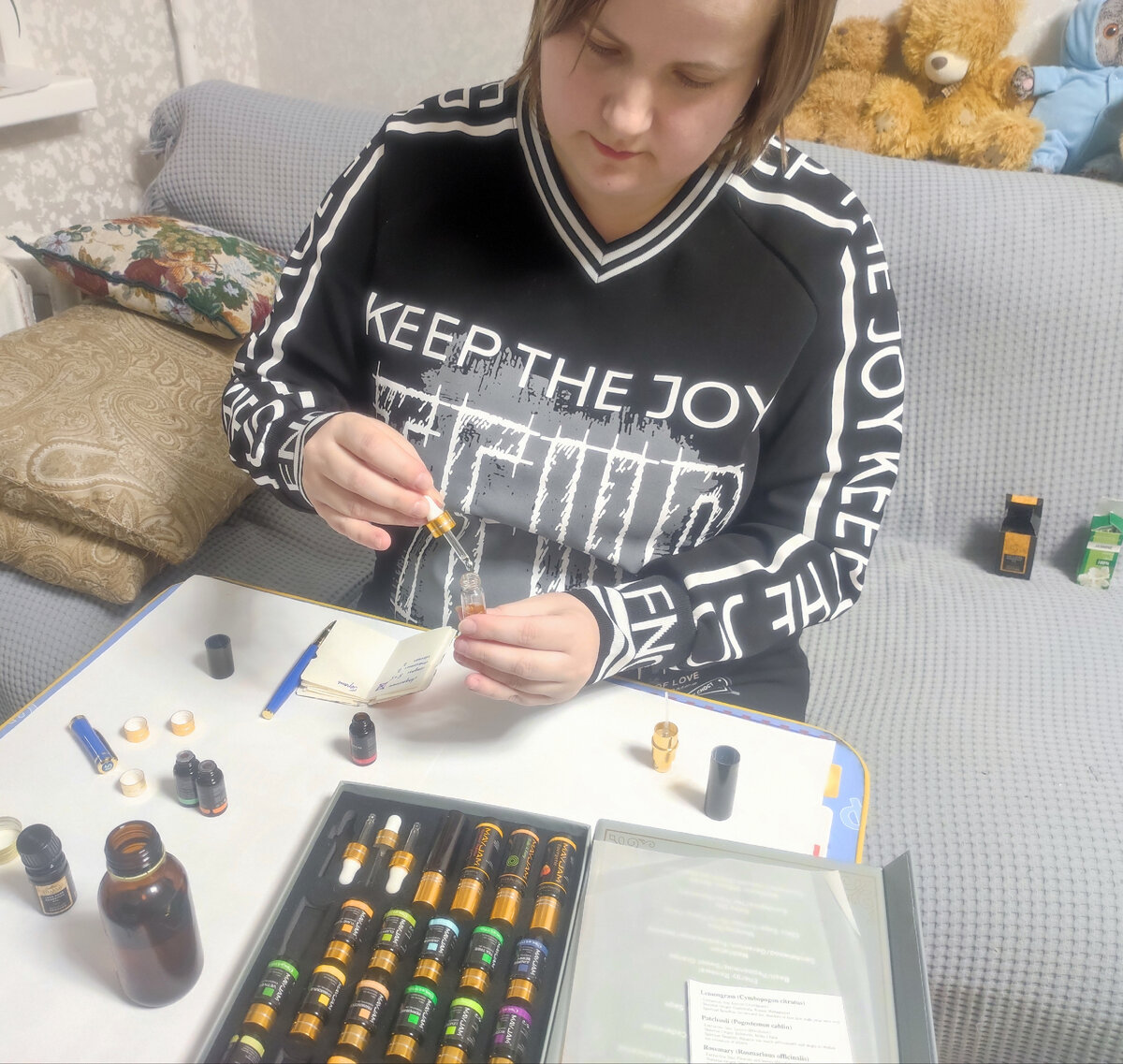 Алиса в процессе создания нового аромата