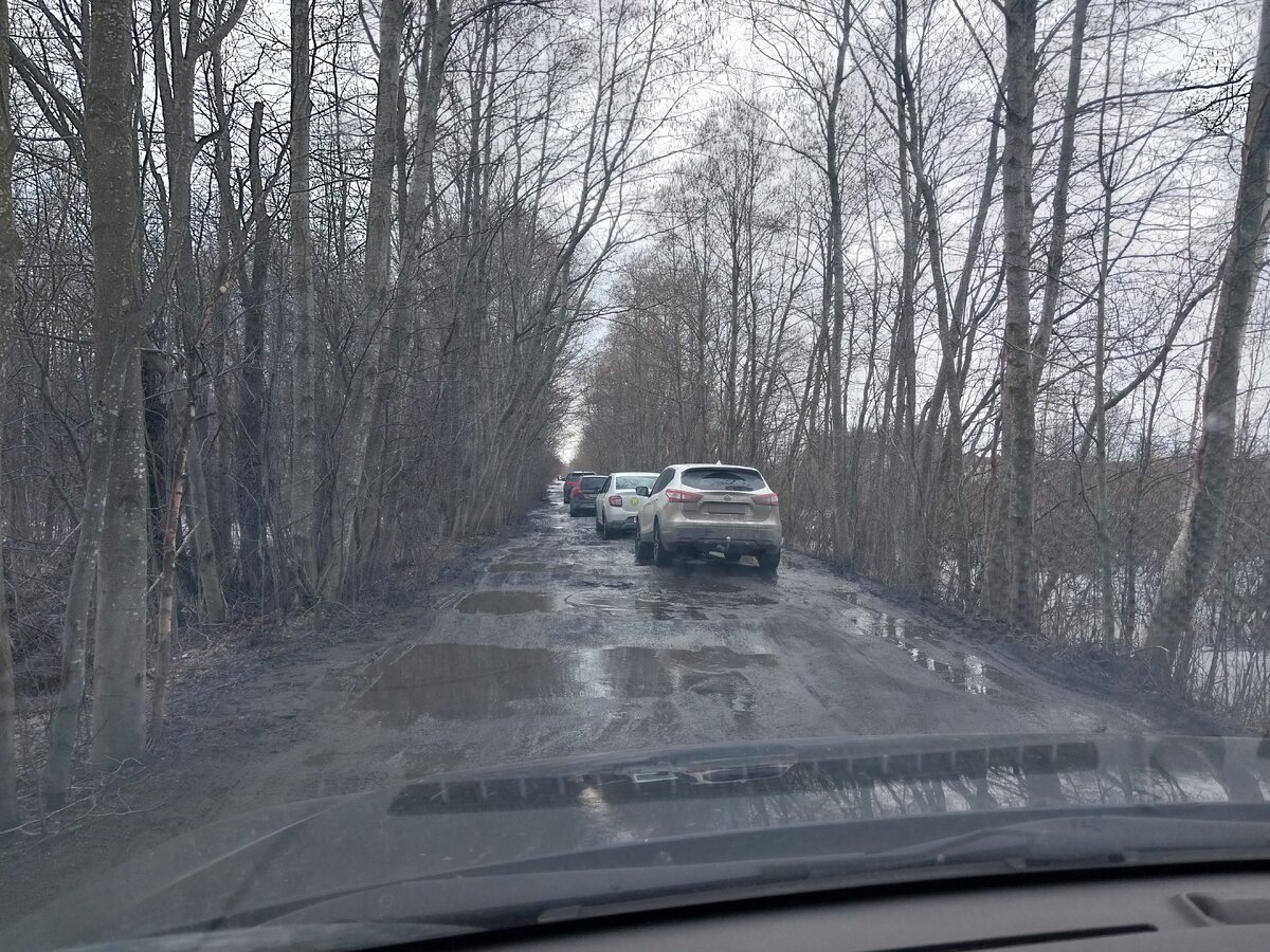 Я понял, что даже фото плохо передает... Ямы тут потрясающие. Видел, как люди разворачиваются и уезжают... Для пешеходов, как видите, тоже приятного мало...