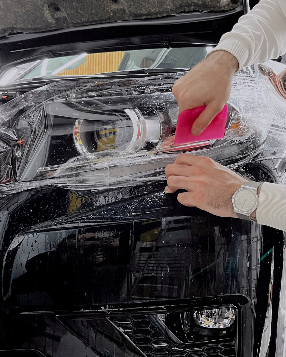 Оклейка фар в защитную антигравийную пленку