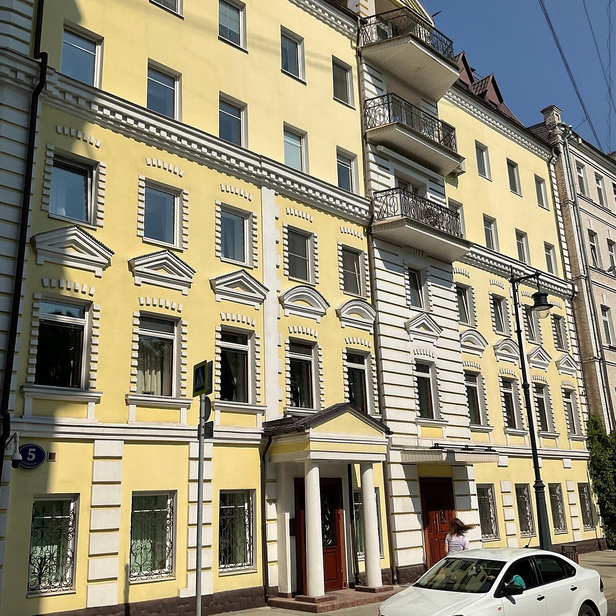  Как и большинство доходных домов в центре этот тоже не избежал надстройки, зато не уродуют  фасад жуткие кондиционеры