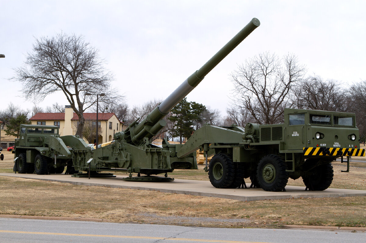 Пушка M65 и два тягача T10 Heavy Artillery Transporter, которые ее возили. Тягачи, кстати, отличаются: у заднего кабина была вынесена в заднюю часть.