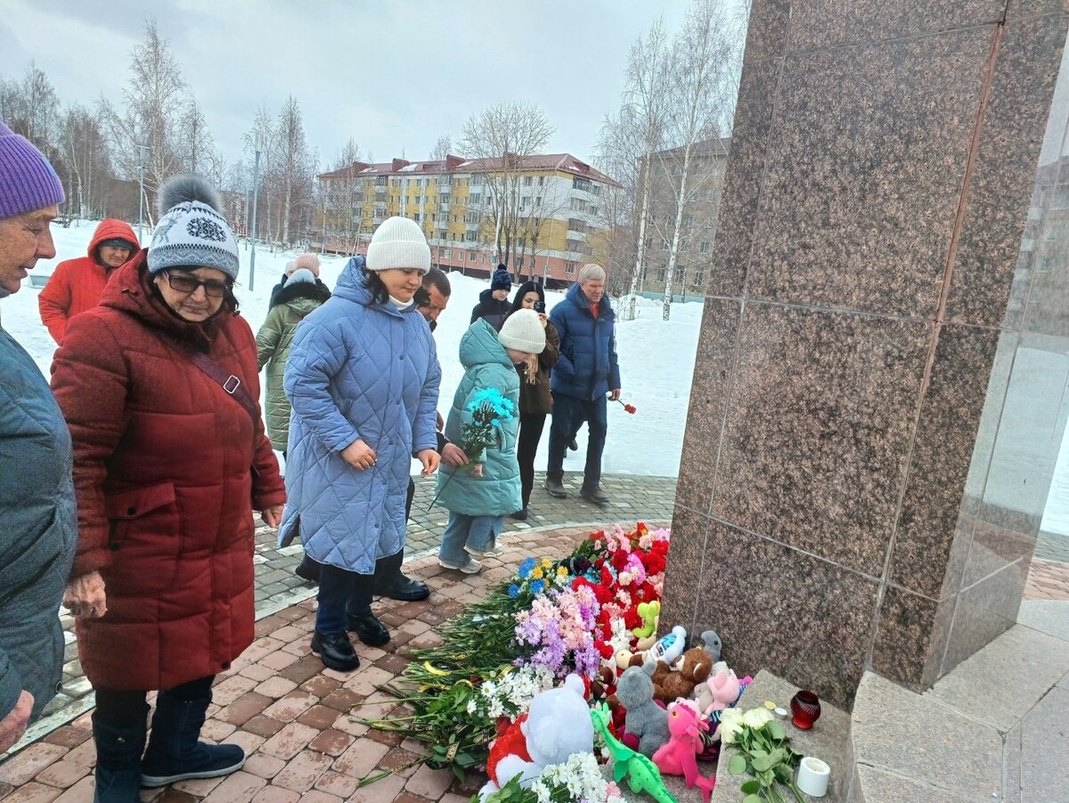    Югорчане поддержали акцию в память о погибших в теракте в «Крокус Сити Холле»