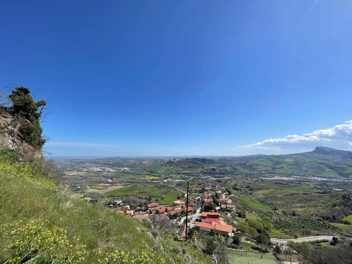 По центру - городок Веруккьо. Справа - гора Титано со столицей республики Сан-Марино - Городом Сан-Марино
