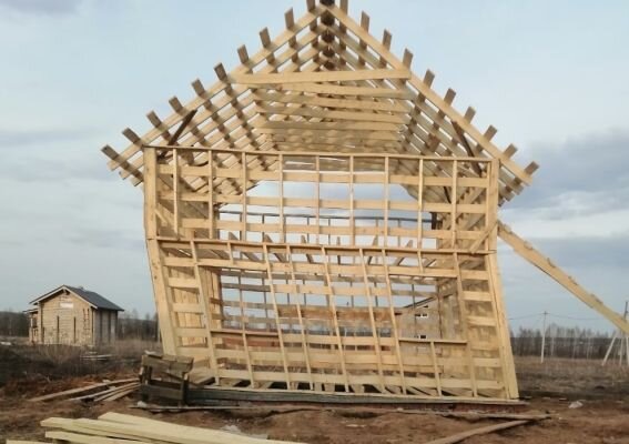 Очень часто каркасник за 500 тысяч рублей начинает вести себя нехорошо еще до завершения строительства