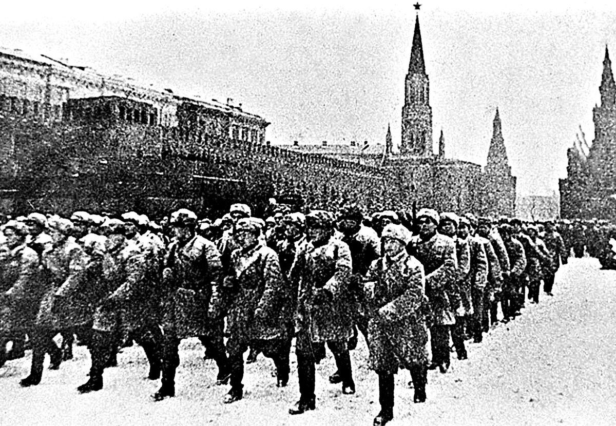 С парада 7 ноября 1941 года красноармейцы отправлялись прямо на фронт. Источник: vtruda.ru