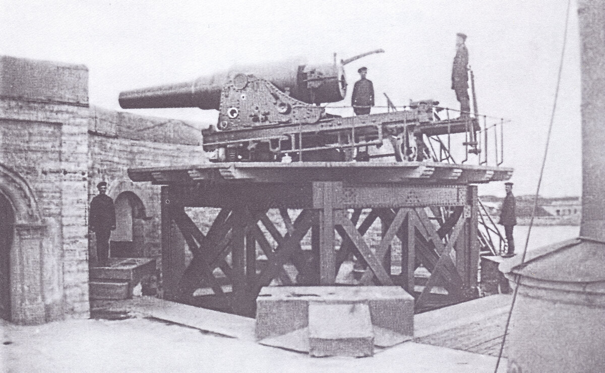 Скрывающаяся батарея Паукера (фотография второй половины XIX века)