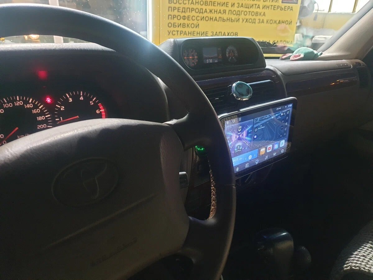 Современное ГУ оживляет морально устаревший салон.