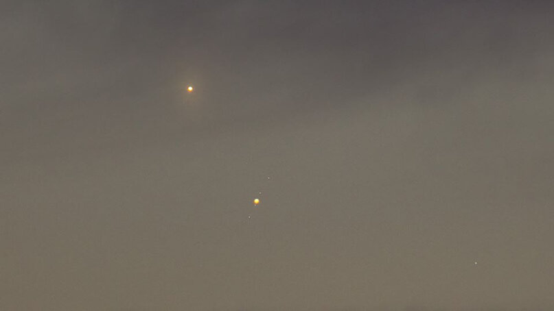 Утром 13 ноября 2017 Венера (выше) и Юпитер с его миниатюрной «Солнечной системой»: слева направо спутники Ганимед, Ио, Европа и Каллисто. Снято в Румынии. Автор: Влад Думитреску.