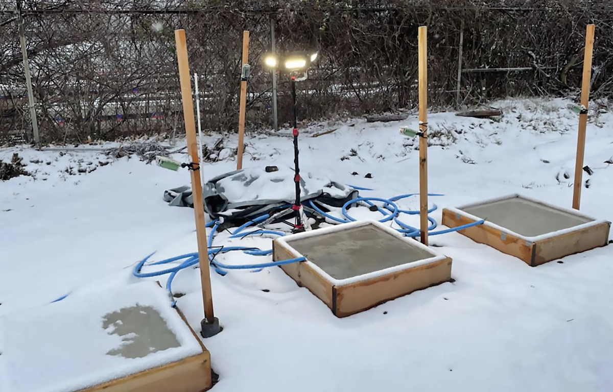    Бетонные плиты с фазовым переходом проверяют на открытом воздухе