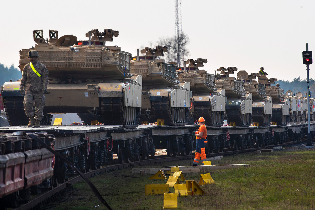 Вот какие большие молодцы товарищи из Компартии Греции (КПГ) и ее молодежной организации (КНЕ): они остановили поезд с американскими танками США и написали на них красной краской: "Убийцы, убирайтесь-2