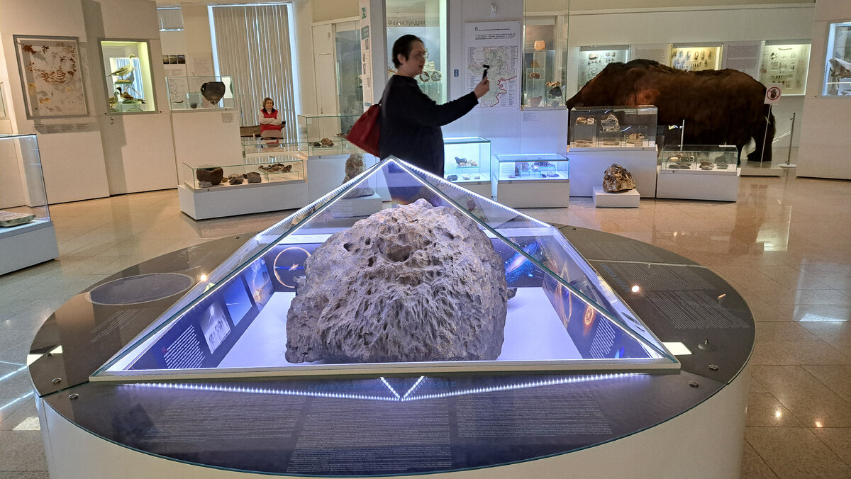 Мои 120 кг в сравнении с полутонной метеорита. Фото автора.