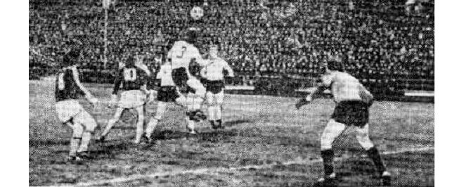 СКА (Ростов-на-Дону) – «Торпедо» - 2:1. На фото торпедовцы Вячеслав Чанов (вратарь) и Василий Жупиков (№3).