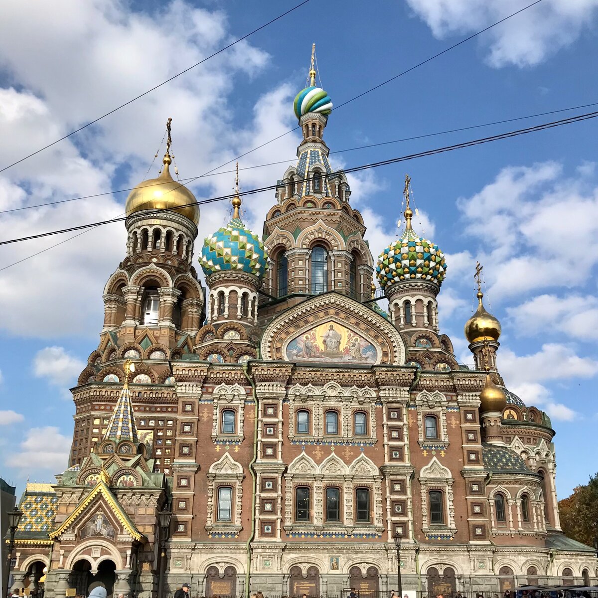 На этой фотографии видна колокольня. В 2024 г. она пока закрыта лесами. 