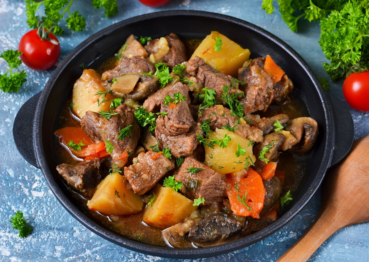 что можно приготовить из говяжьей печени вкусное. печенья говяжья приготовленнвя. печень тушеная. блюда из говяжьей печени. приготовить печень говяжью.