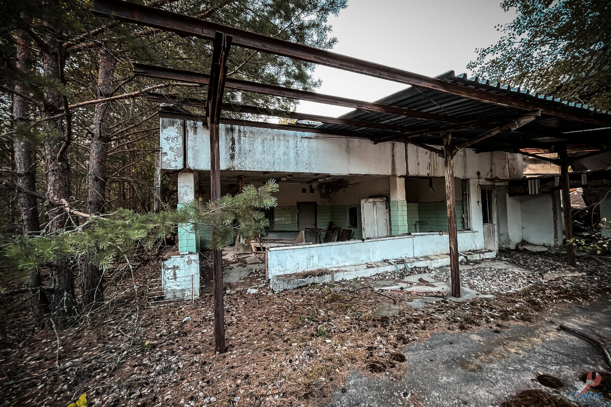 Все привет. В этой статье покажу Вам фотографии заброшенного рынка в Припяти, Чернобыльской зоне отчуждения, который пустует вот уже 37 лет.-1-2