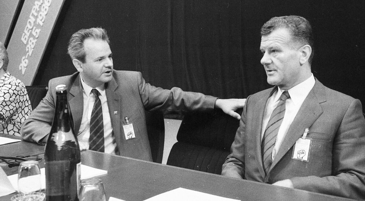 Визит Слободана Милошевича и Ивана Стамболича в Косово в 1986 году.