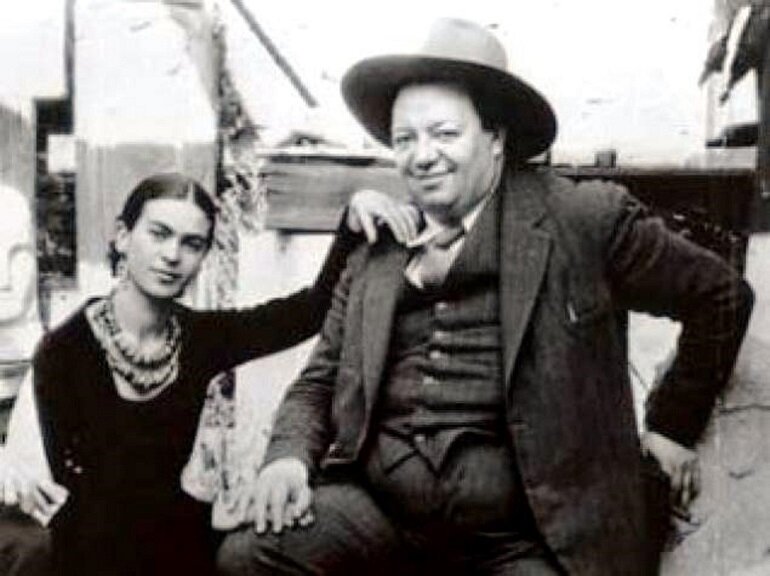 Семейная пара художников - Фрида Кало и Диего Ривера.