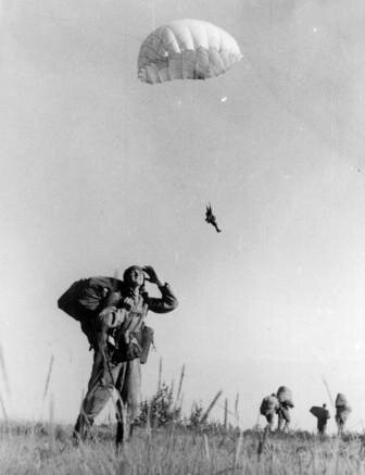 Десантники во время учебных прыжков. Фото из свободного доступа