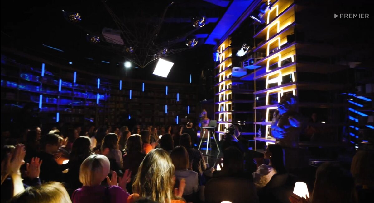 Зал и психолог.