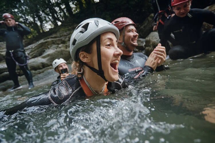 свободно прыгать в водопад