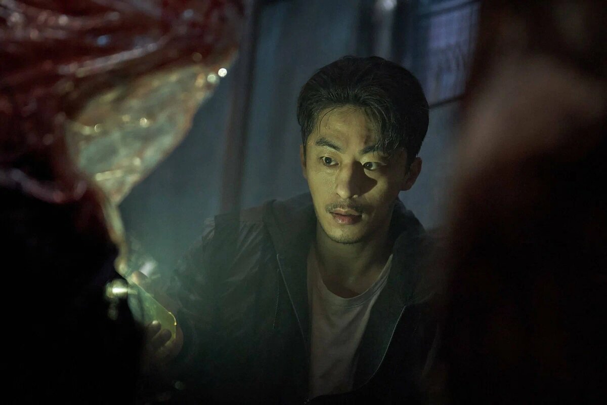 кадр из сериала "Паразит: Серый" (Gisaengsu: deo geurei) / источник imdb.com