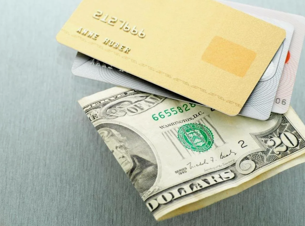 I cash card. Бумажные и кредитные деньги. Деньги на карте. Наличные и карта. Банковская карта и наличные