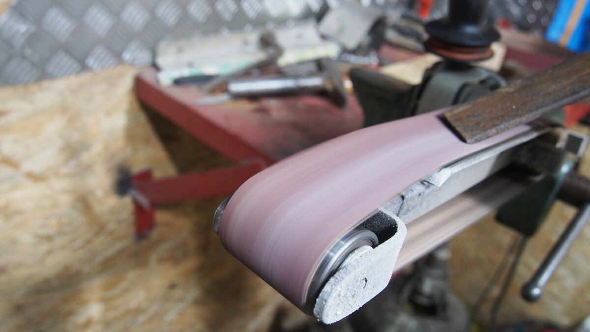 ладонь в ладонь. рука касается. нельзя касаться. запах любимого мужчины стихи. касаться что сделал.