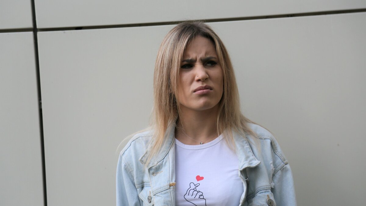     Девушка из Владивостока открыла огонь из окна жилого дома. Она пыталась снять ролик с выстрелом в воздух, но не на шутку напугала жителей соседних домов.