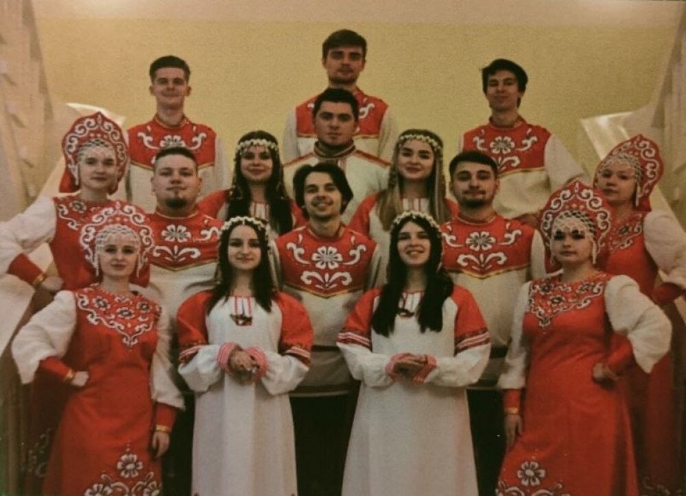    Современные участники ансамбля Весна радуют иностранцев народными нарядами Фото: Из личного архивa/ Фото предоставлено воронежским клубом «Первая марка»