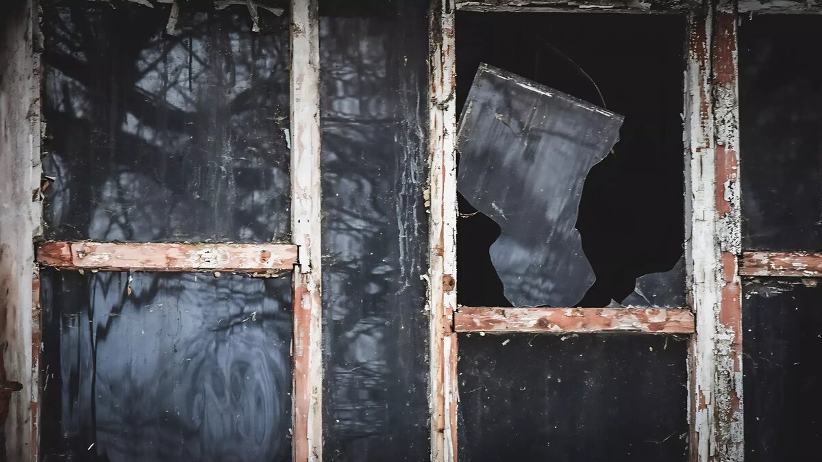     В 2007 году 35-летней женщине предоставили непригодную для проживания квартиру. Добиться нормального жилья она до сих пор не смогла.