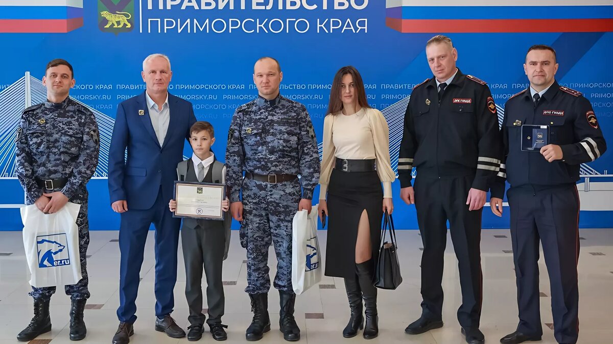     Только жители Владивостока отошли от страшных известий из Москвы, как их вновь шокировала новость о вооружённых мужчинах около «Седанки Сити». Но совместными усилиями удалось разобраться в сложившейся ситуации.