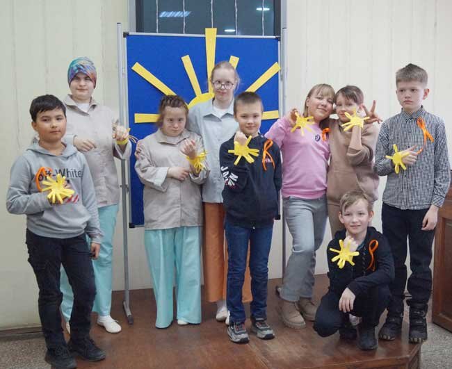 Второклассники школы № 2 и подопечные общества инвалидов вместе фотографировались у праздничной фотозоны