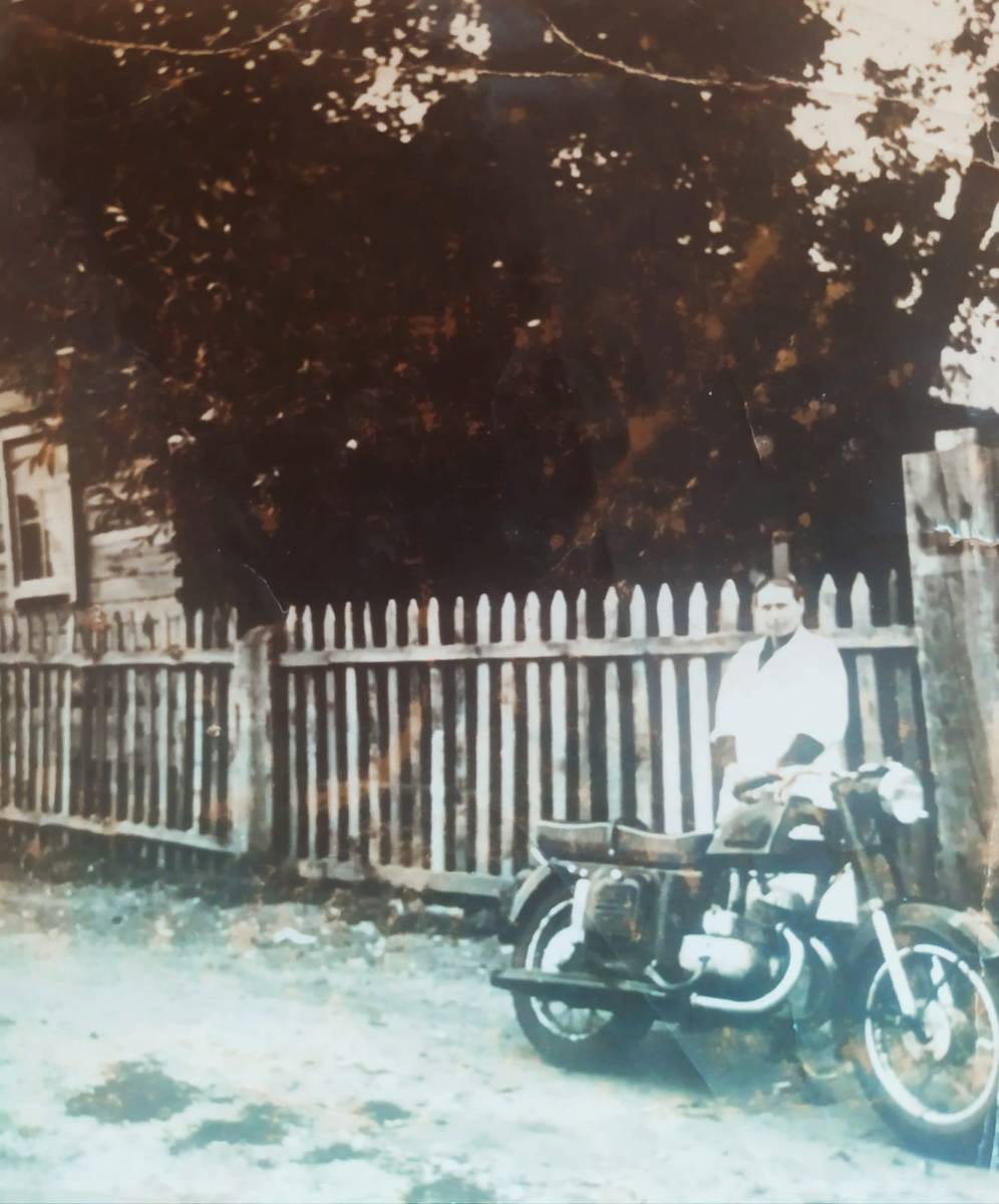 Александра Михайловна у здания больницы. 60-е годы. Малахово