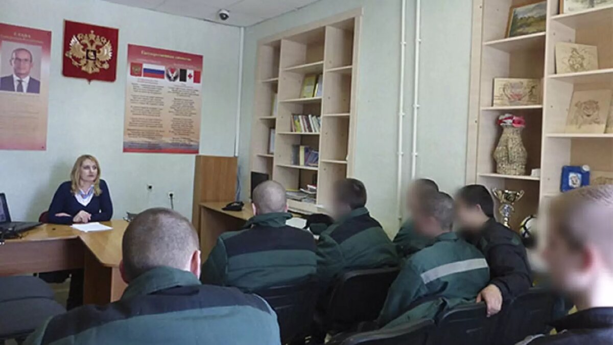     За шесть месяцев до окончания срока наказания с воспитанниками ижевской колонии для несовершеннолетних активно занимаются социальные работники, духовные наставники, а также представители других сфер деятельности. Несколько занятий посвятили финансовой грамотности осужденных.